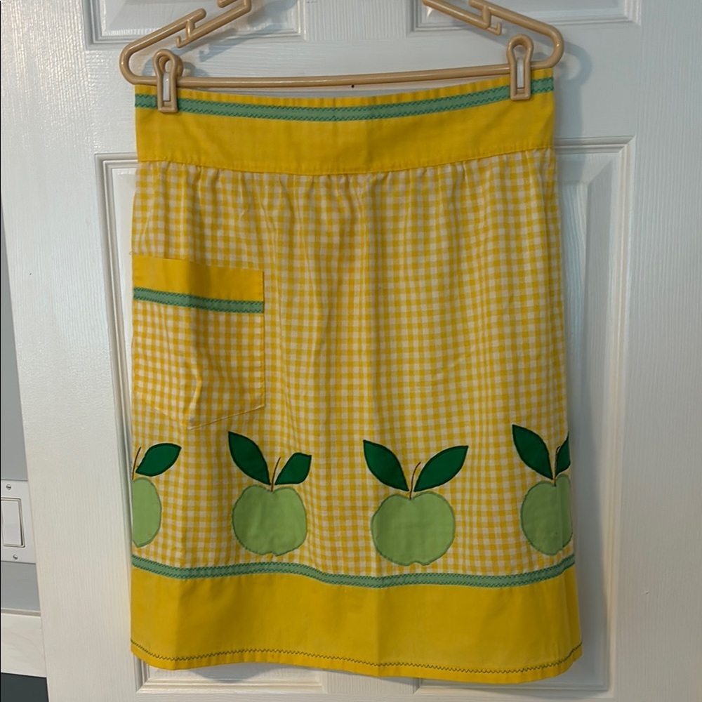 Vintage Apron Handmade Yellow Gingham Apple detailing front pocket self tying